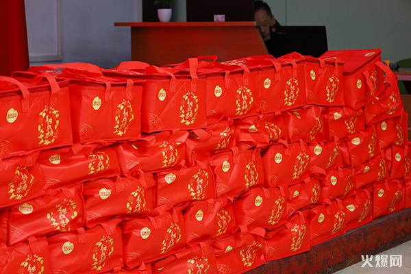 元宵佳節至,共慶團圓時! 火爆網為員工發放暖心元宵禮品! 元宵佳節至,共慶團圓時! 火爆網為員工發放暖心元宵禮品!